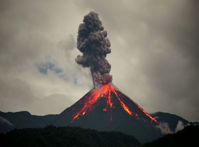 'Reventador Yanardağı' tekrar faaliyete geçti
